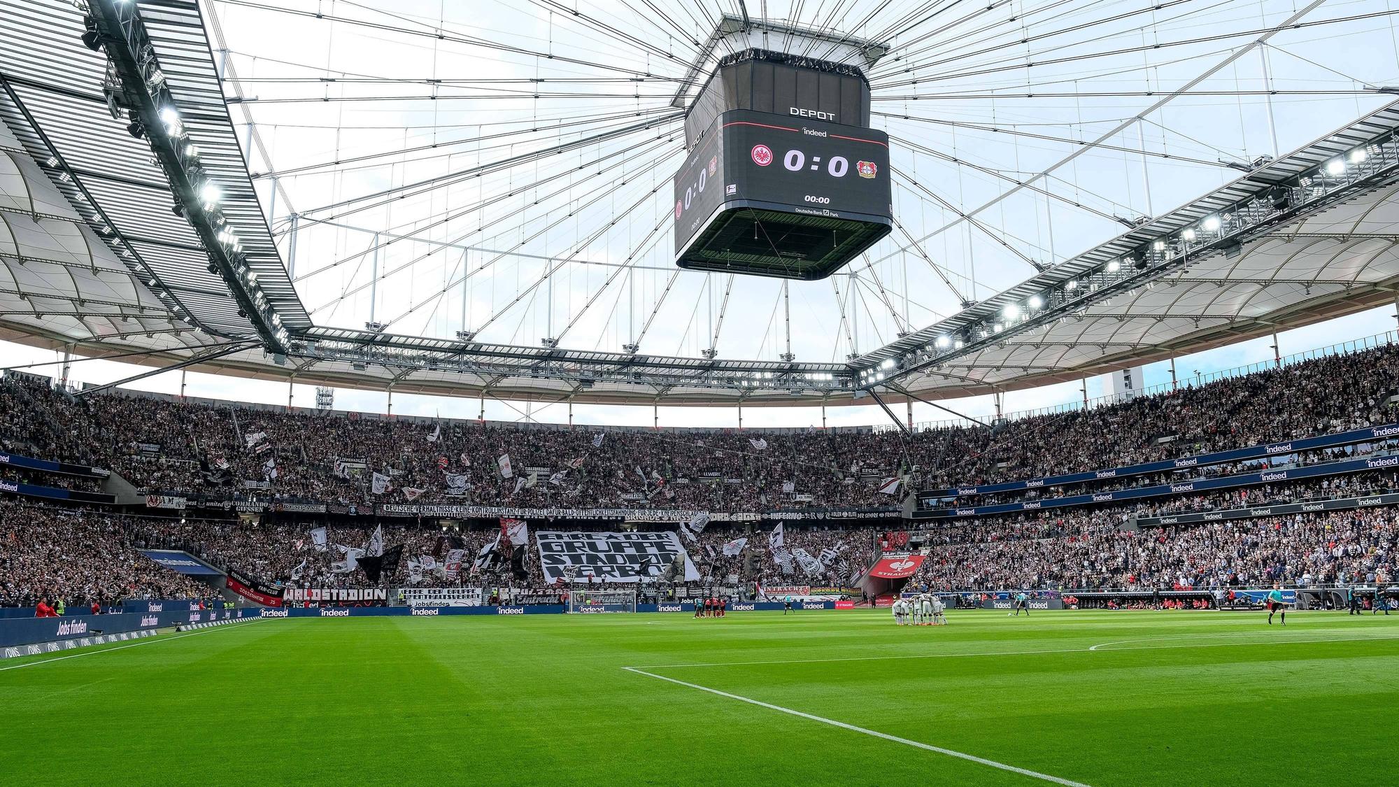 Die Tribünen im Stadion von Eintracht Frankfurt beim Spiel gegen Leverkusen sind prall gefüllt.