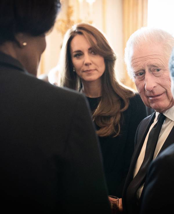 Ein Jahr nach der glanzvollen Krönung überschattet die Sorge um die krebskranke Prinzessin Kate (l.) und den ebenfalls an Krebs erkrankten König Charles (r., hier bei einem Termin am 17. September 2022 in London) das erste Krönungsjahr.