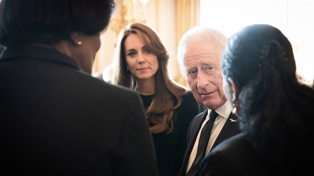 Ein Jahr nach der glanzvollen Krönung überschattet die Sorge um die krebskranke Prinzessin Kate (l.) und den ebenfalls an Krebs erkrankten König Charles (r., hier bei einem Termin am 17. September 2022 in London) das erste Krönungsjahr.