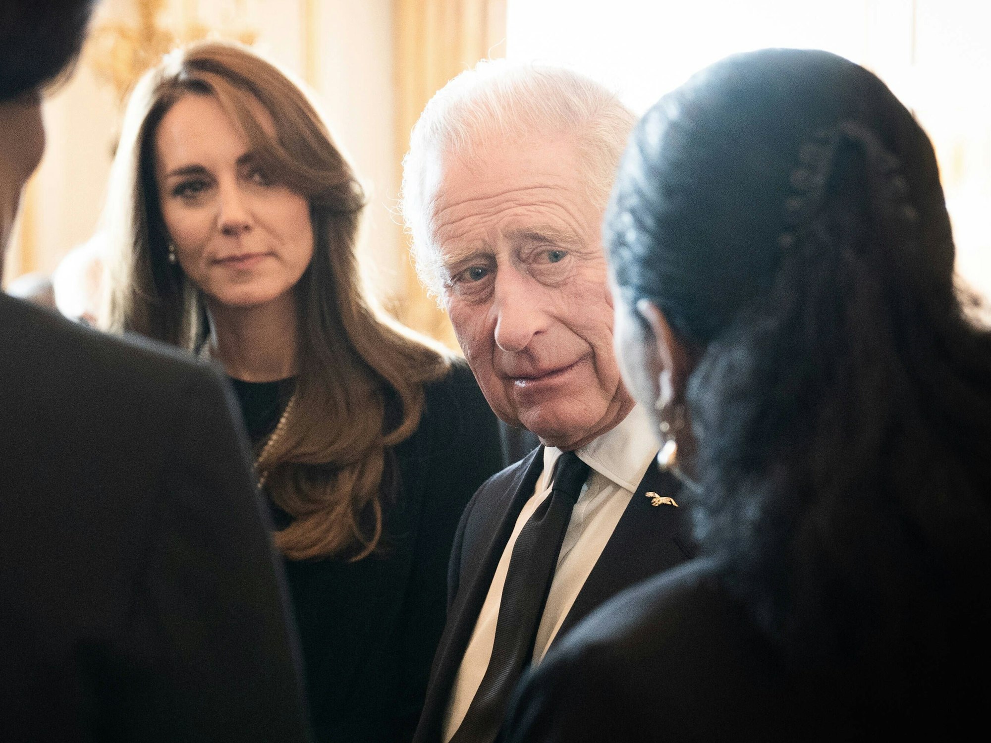 Ein Jahr nach der glanzvollen Krönung überschattet die Sorge um die krebskranke Prinzessin Kate (l.) und den ebenfalls an Krebs erkrankten König Charles (r., hier bei einem Termin am 17. September 2022 in London) das erste Krönungsjahr.