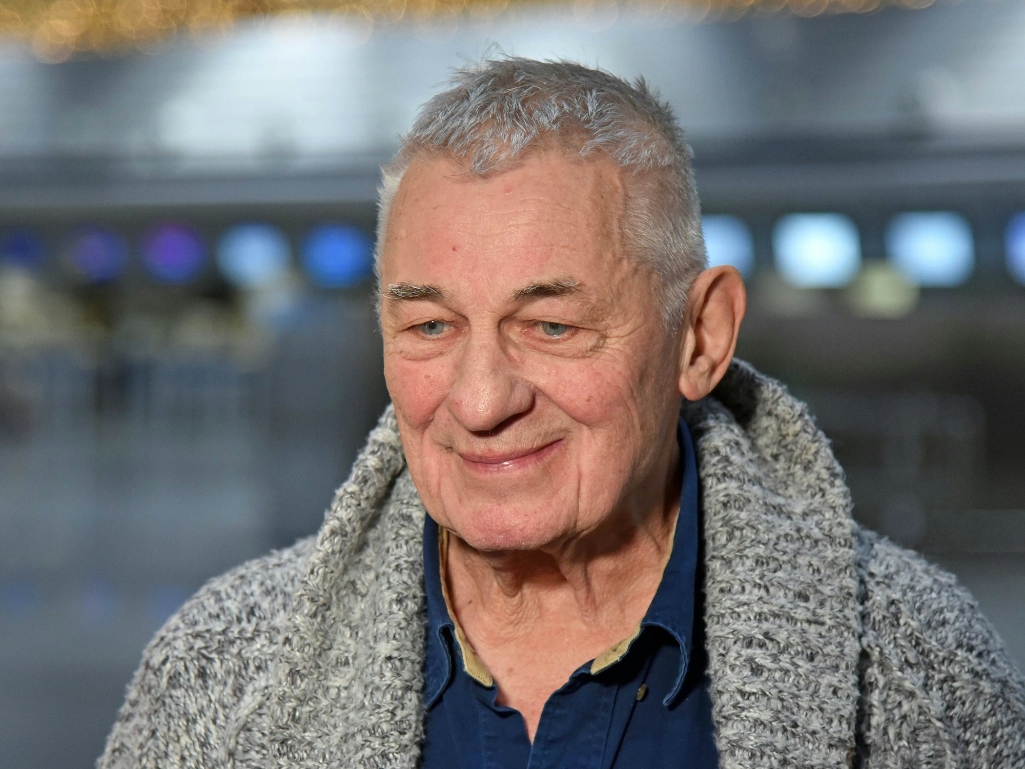 Heinz Hoenig kurz vor seinem Abflug nach Australien am 8. Januar 2024 am Flughafen Frankfurt