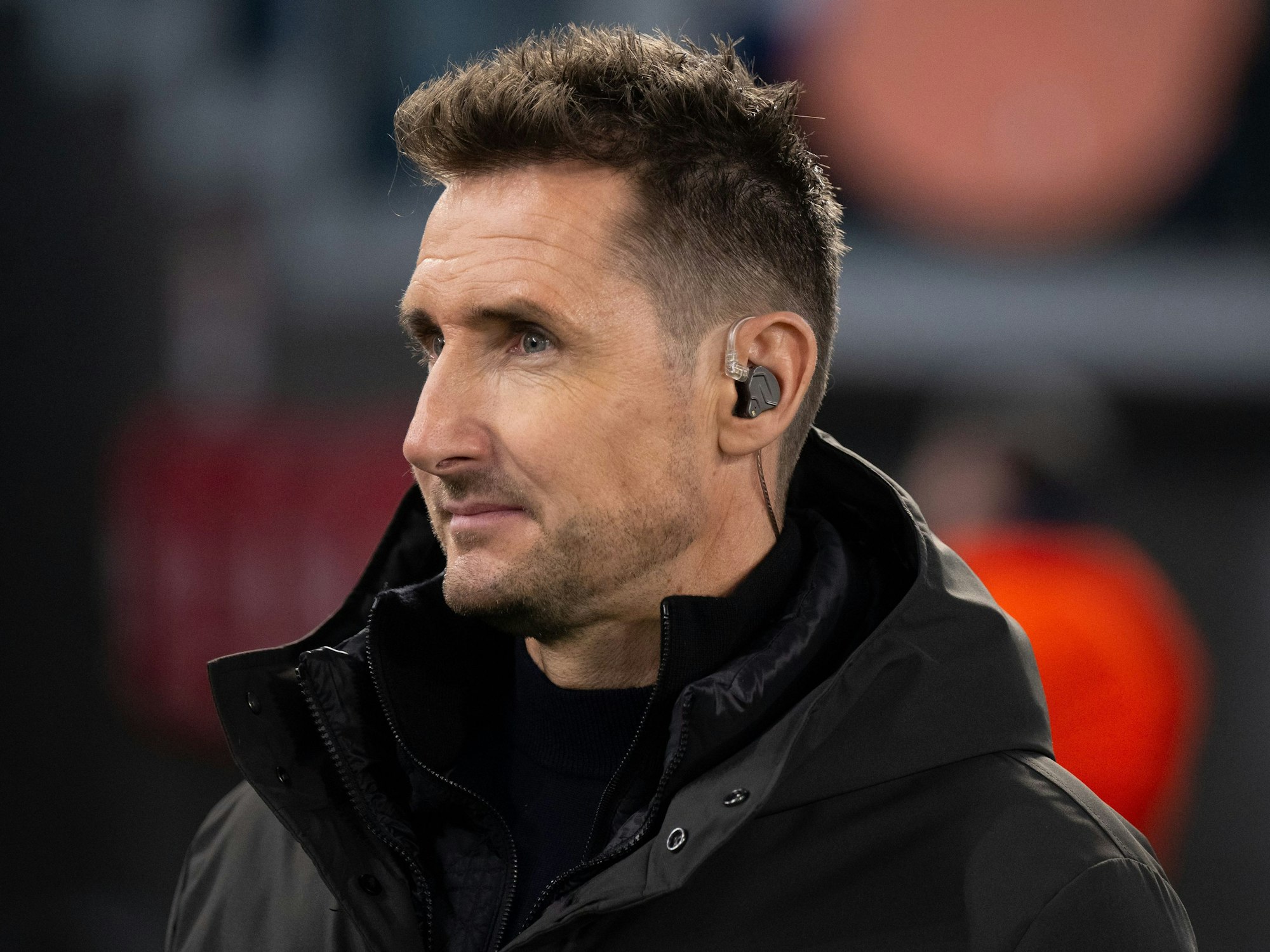 Der TV-Experte Miroslav Klose steht vor dem Spiel im Stadion.