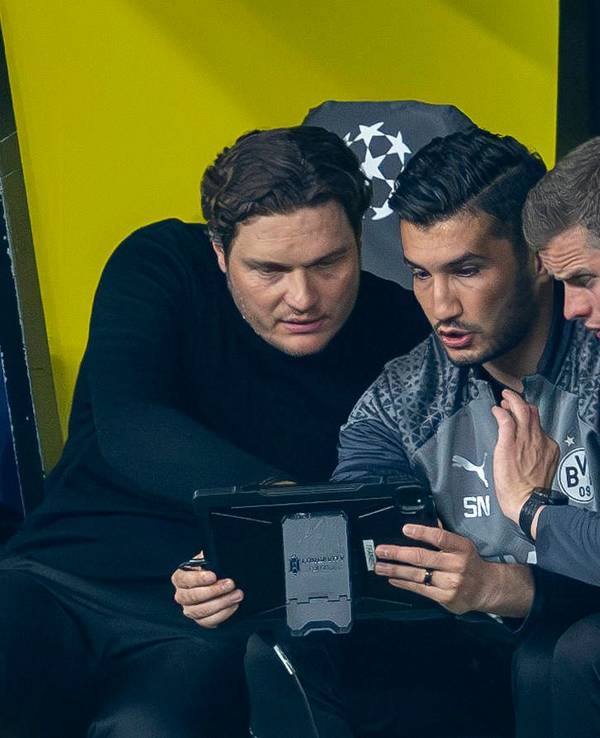 BVB-Chefcoach Edin Terzic sitzt neben seinen Assistenten Nuri Sahin und Sven Bender auf der BVB-Bank.