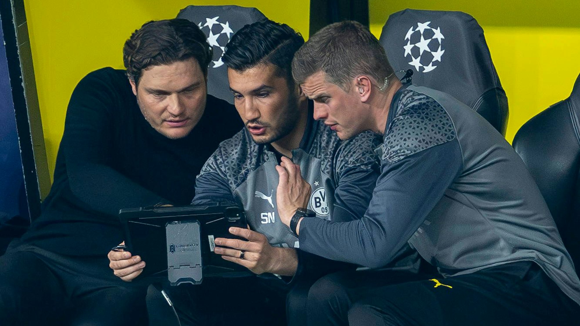 BVB-Chefcoach Edin Terzic sitzt neben seinen Assistenten Nuri Sahin und Sven Bender auf der BVB-Bank.