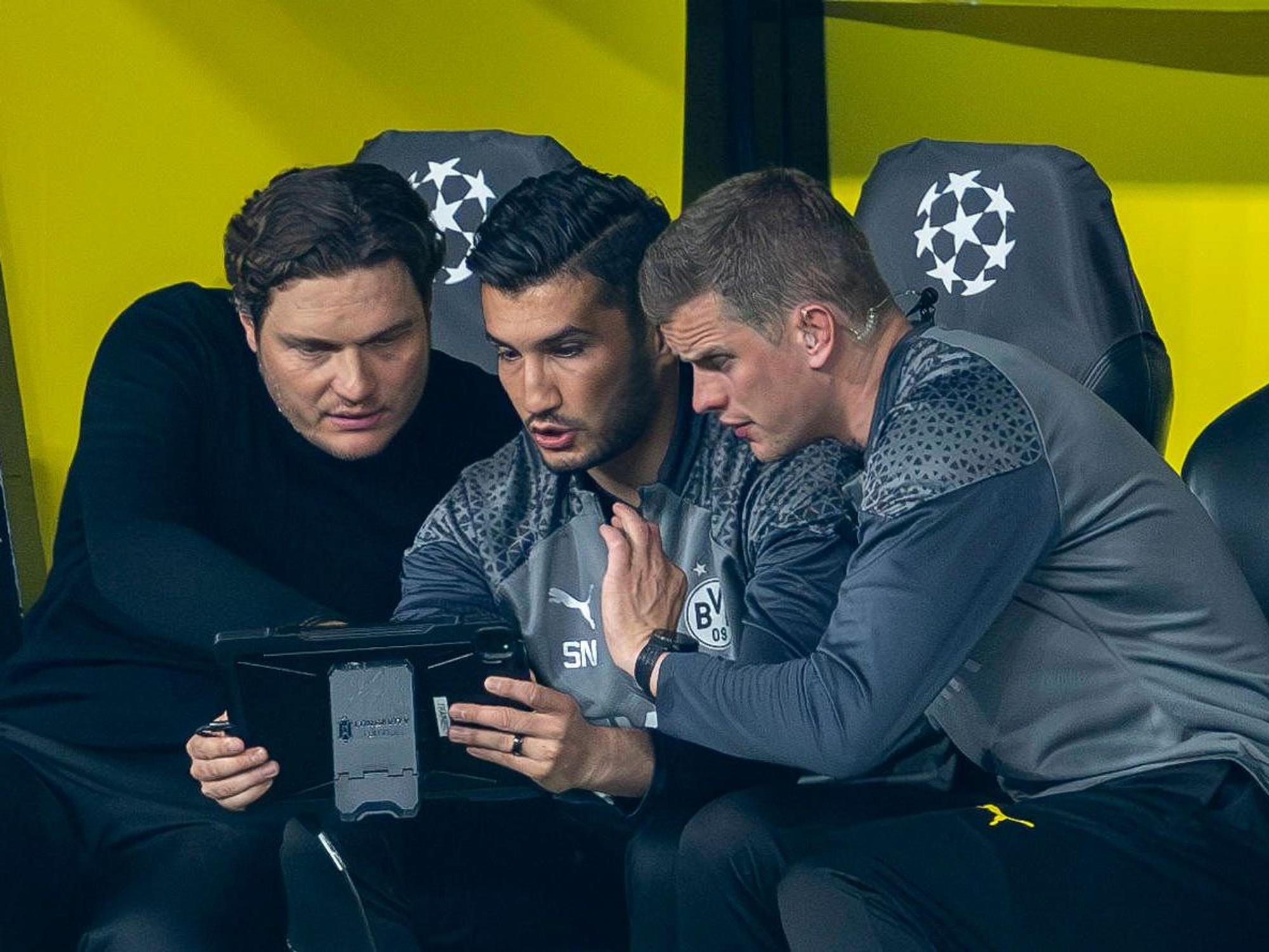 Dortmunds Trainer Edin Terzic l-r, Dortmunds Co-Trainer Nuri Sahin und Dortmunds Co-Trainer Sven Bender beraten sich.
