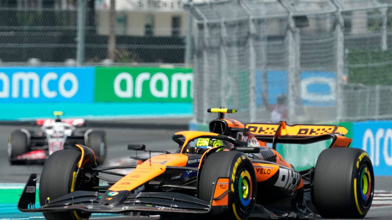 Der britische McLaren-Pilot Lando Norris steuert seinen Wagen während des Formel-1-Grand-Prix von Miami.