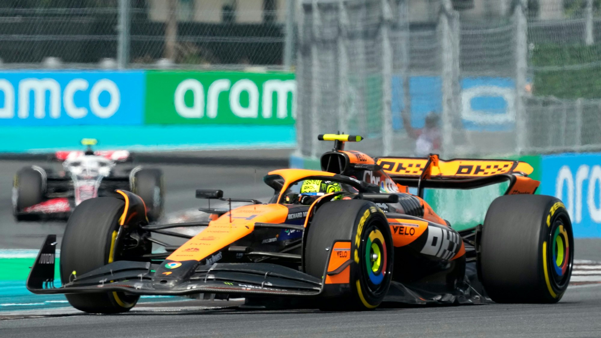Der britische McLaren-Pilot Lando Norris steuert seinen Wagen während des Formel-1-Grand-Prix von Miami.