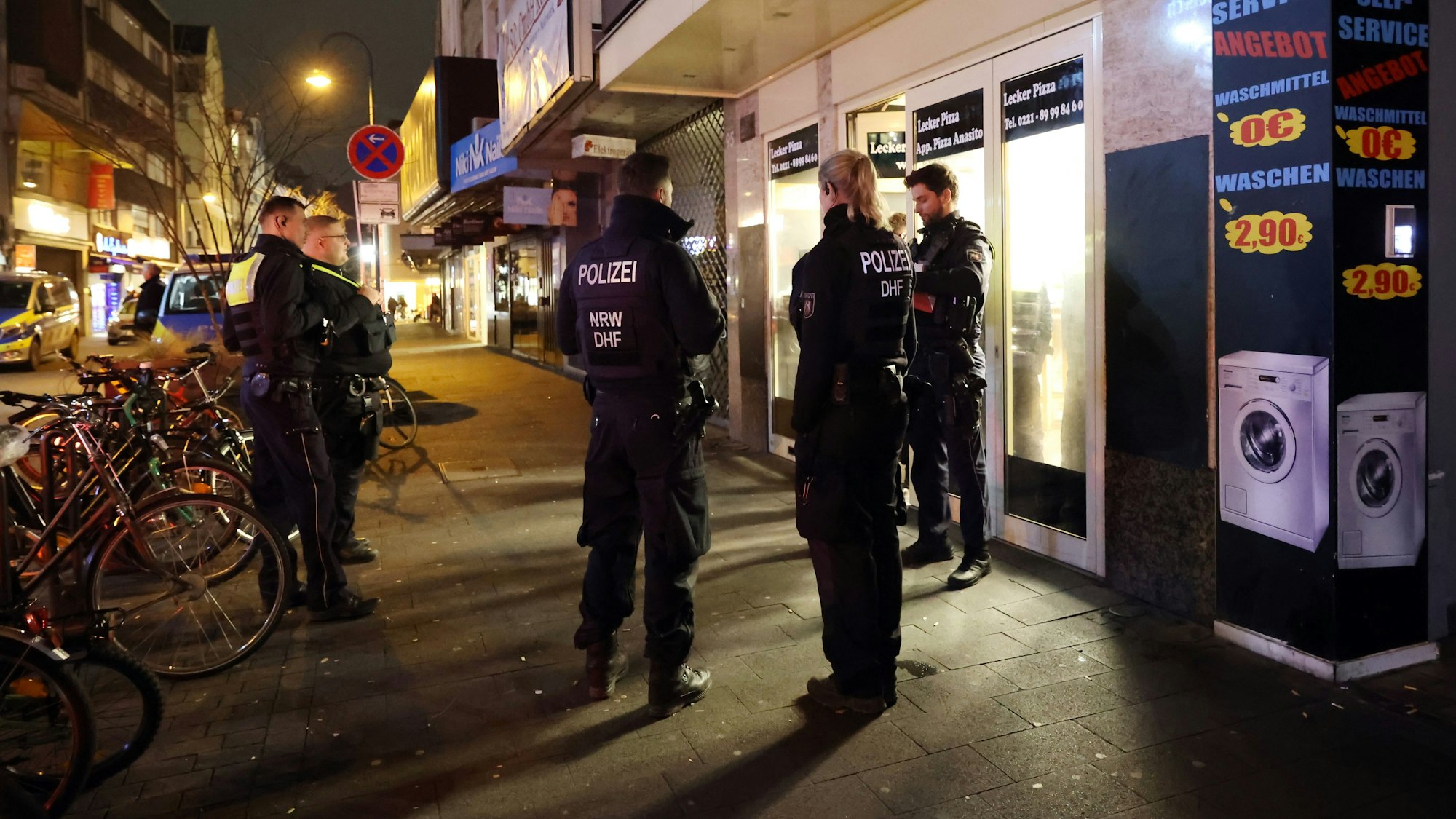 Einsatzkräfte der Polizei bei einer Razzia in Köln