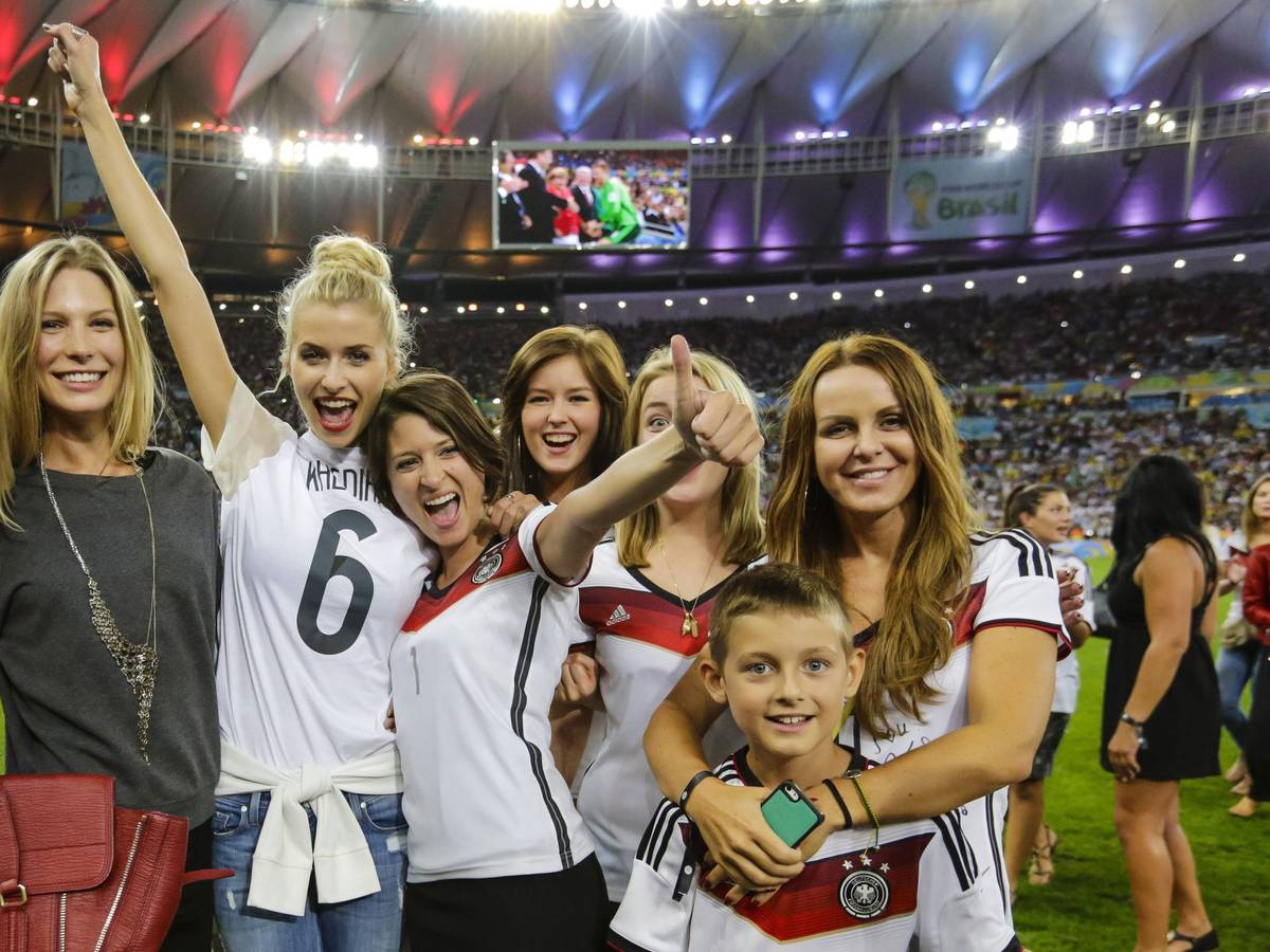 Die Spielerfrauen nach dem WM-Titel der deutschen Fußball-Nationalmannschaft 2014.