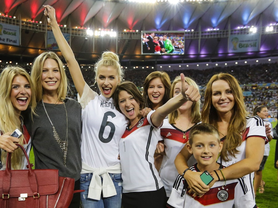 Die Spielerfrauen nach dem WM-Titel der deutschen Fußball-Nationalmannschaft 2014.