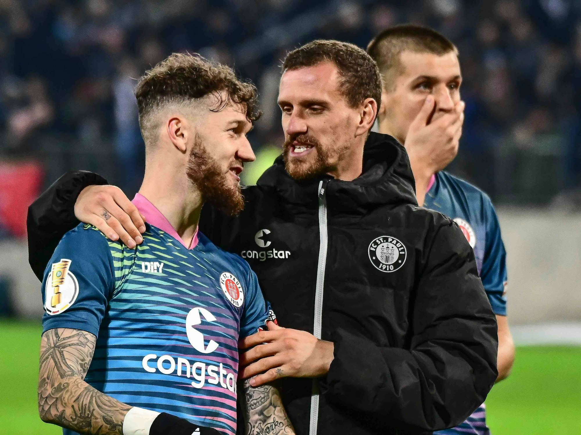 Die beiden Ex-FC-Profis Marcel Hartel (l.) und Simon Zoller nach dem 2:1-Sieg gegen Schalk 04 im DFB-Pokal am 31. Oktober 2023.