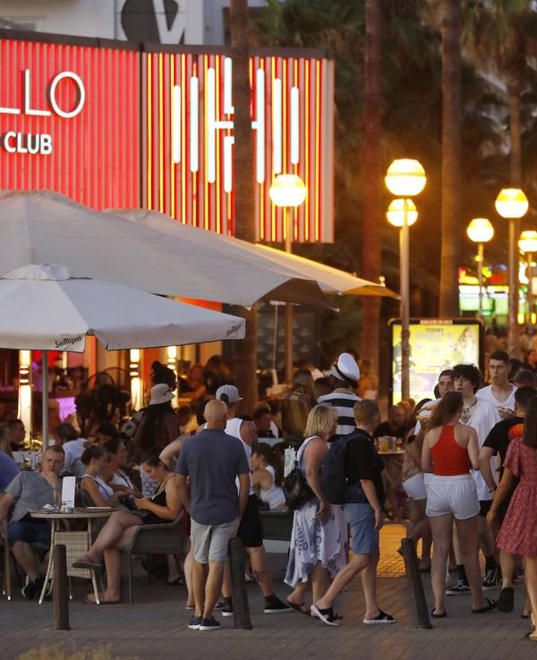 Touristinnen und Touristen auf Mallorca.