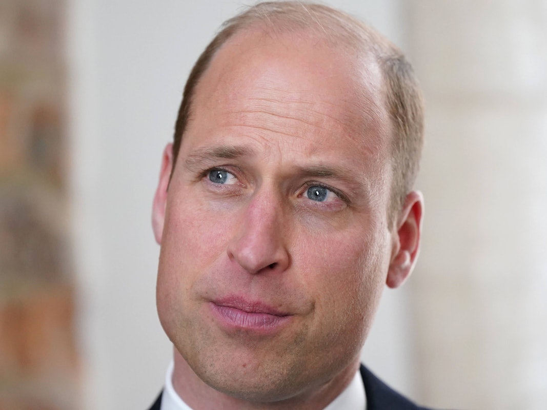 Prinz William schaut ernst.