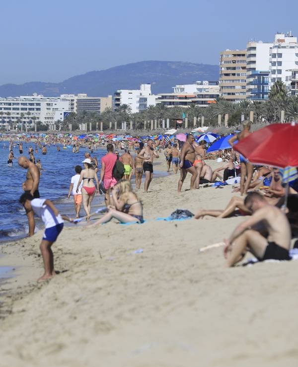 Urlauberinnen und Urlauber am Strand von Mallorca.