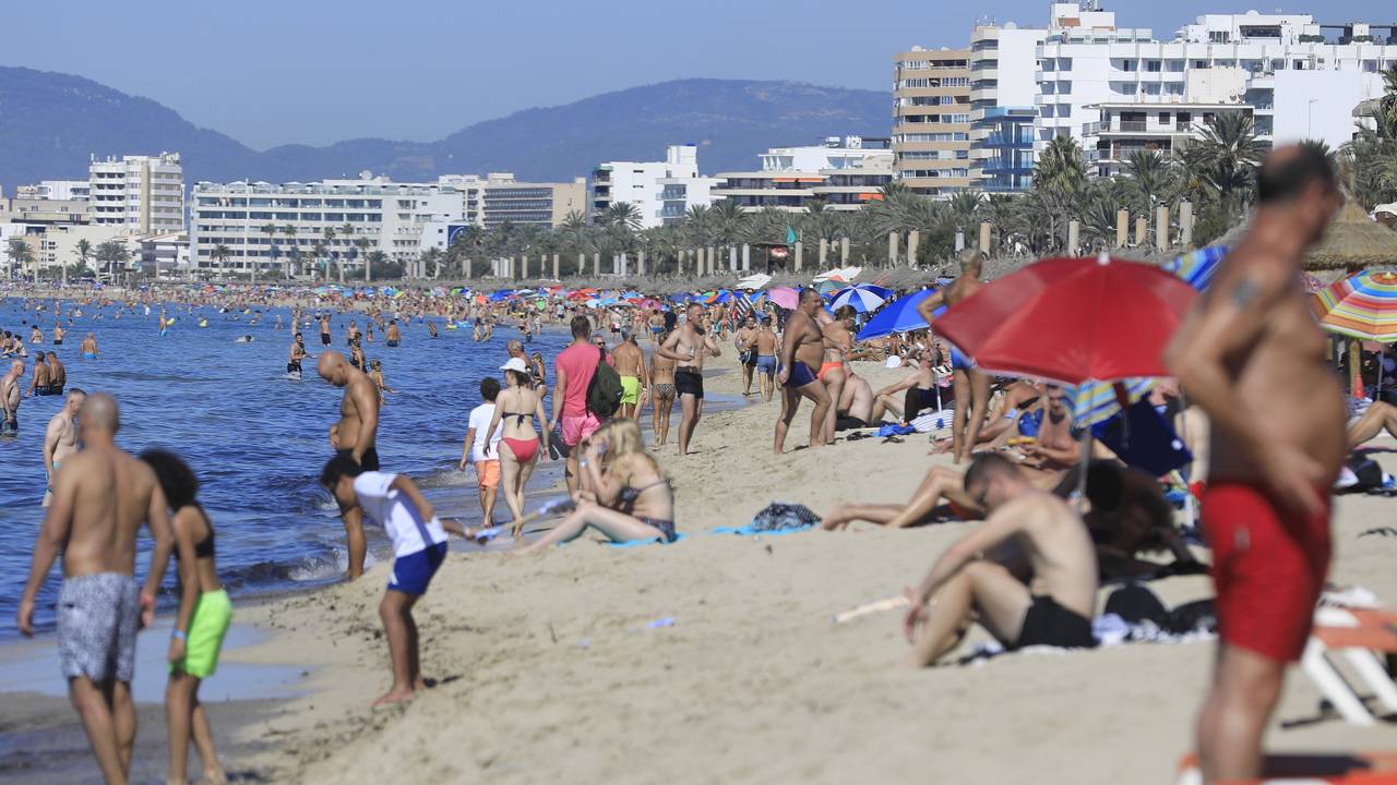 Urlauberinnen und Urlauber am Strand von Mallorca.