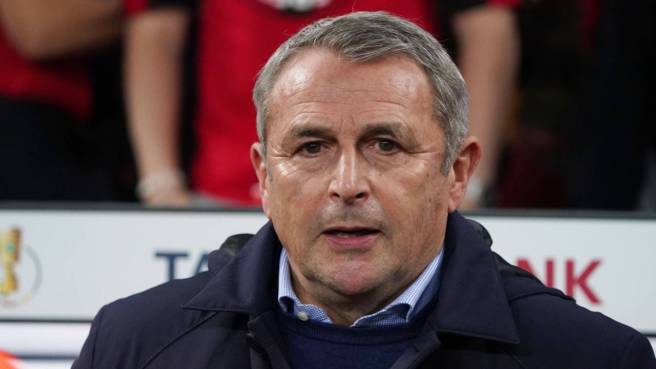 Fortuna-Boss Klaus Allofs während dem DFB-Pokal-Halbfinale gegen Bayer Leverkusen am 3. April 2024.