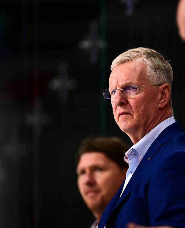 Eishockey-Trainer Kari Jalonen hinter der Bande.