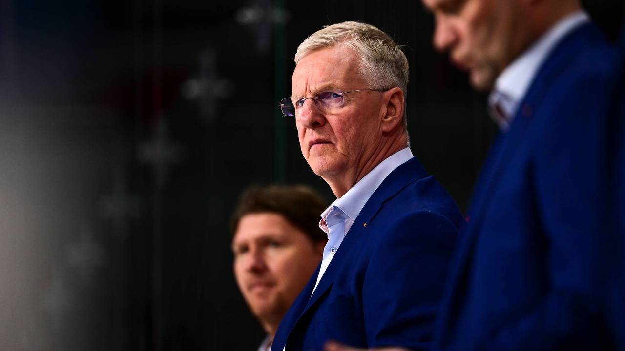 Eishockey-Trainer Kari Jalonen hinter der Bande.