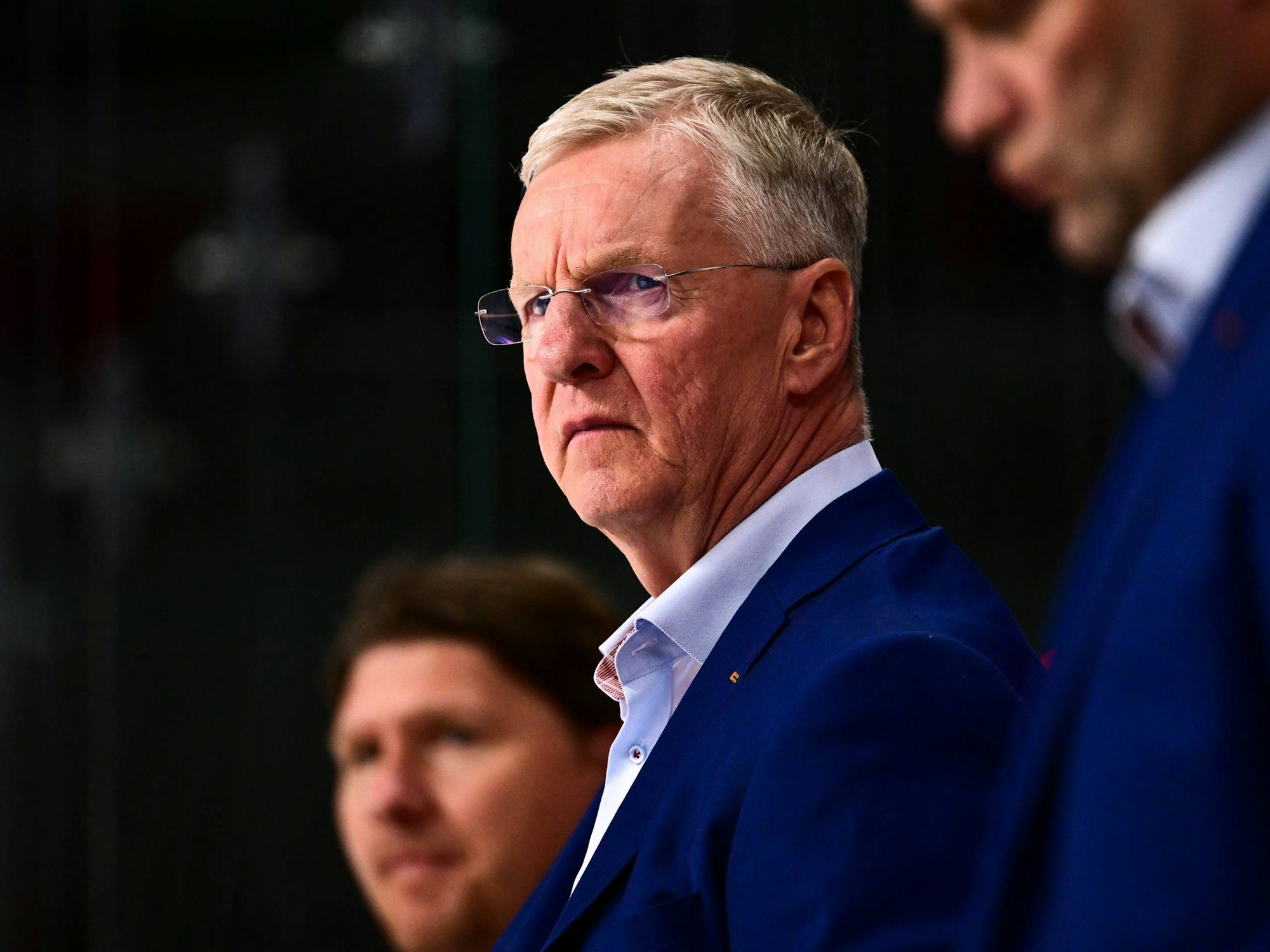 Eishockey-Trainer Kari Jalonen hinter der Bande.