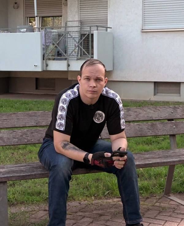 Dominik von Hartz und herzlich.