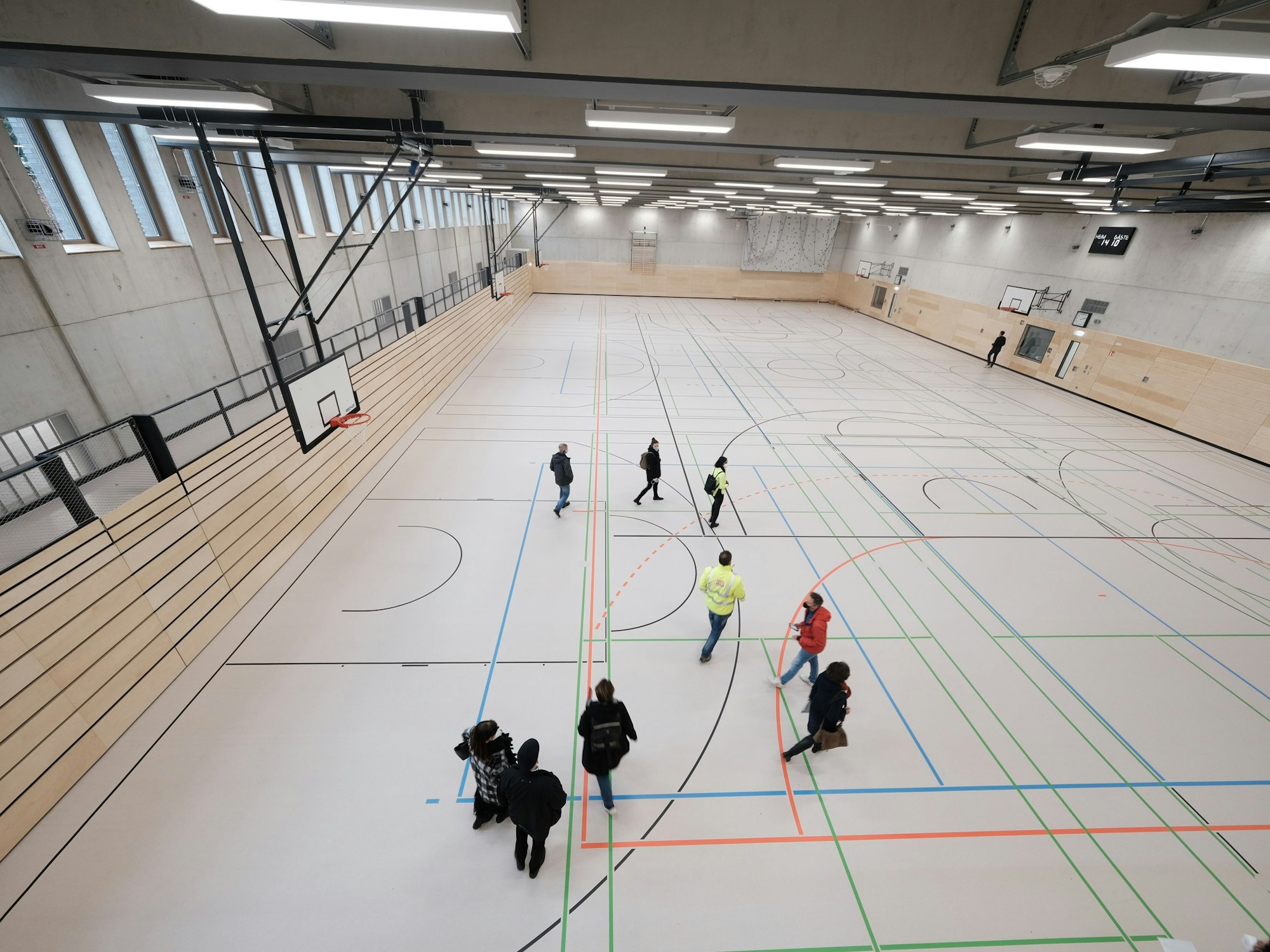 09.02.2022, Köln: Erweiterungsbau Hildegard-von-Bingen-Gymnasium fertiggestellt. Dreifach-Turnhalle. Foto: Max Grönert