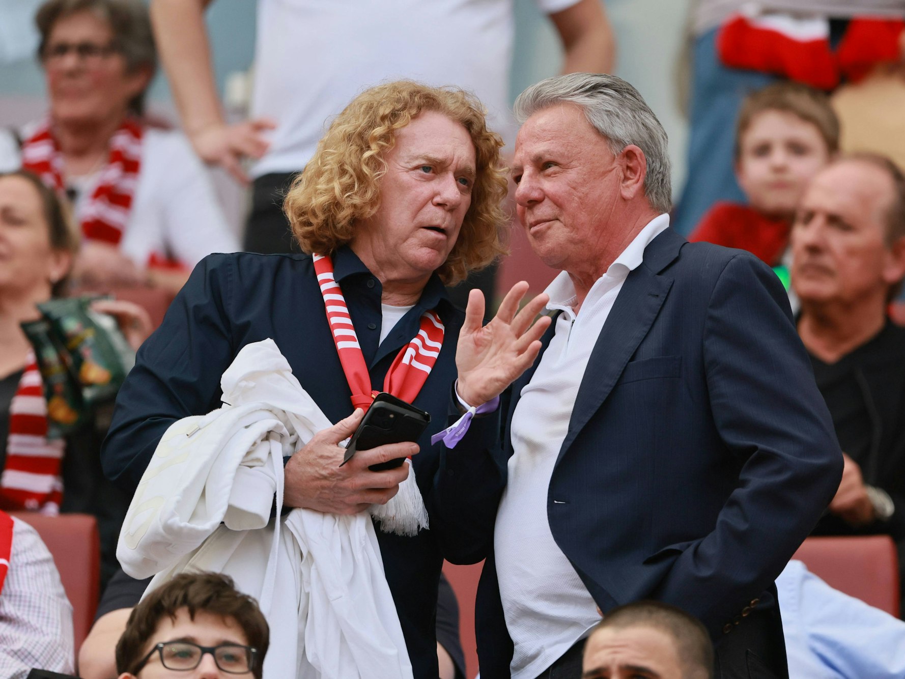 1. FC Köln gegen VfL Bochum – von links: Tony Woodcock und Dieter Prestin auf der Tribüne.