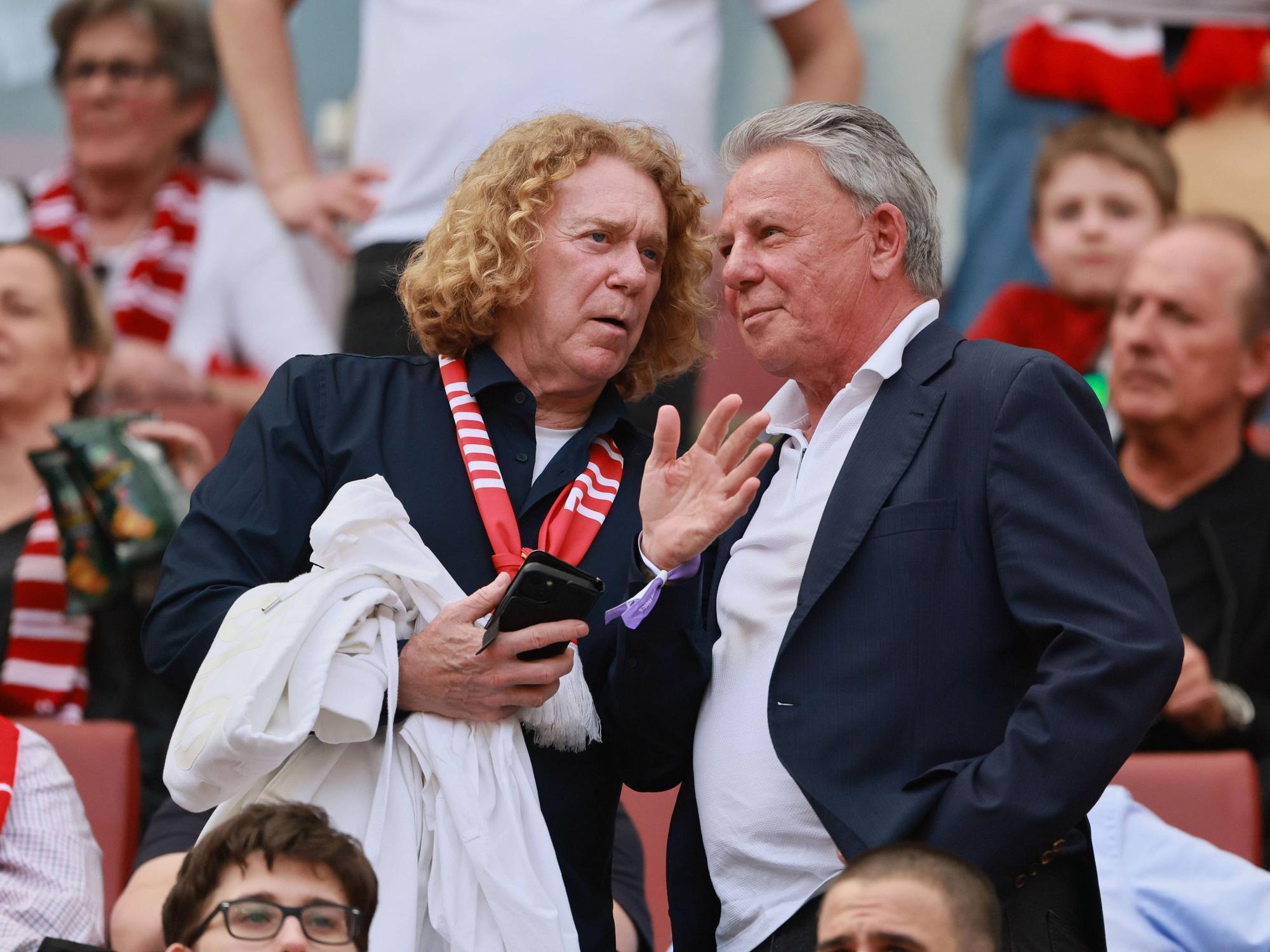 1. FC Köln gegen VfL Bochum – von links: Tony Woodcock und Dieter Prestin auf der Tribüne.