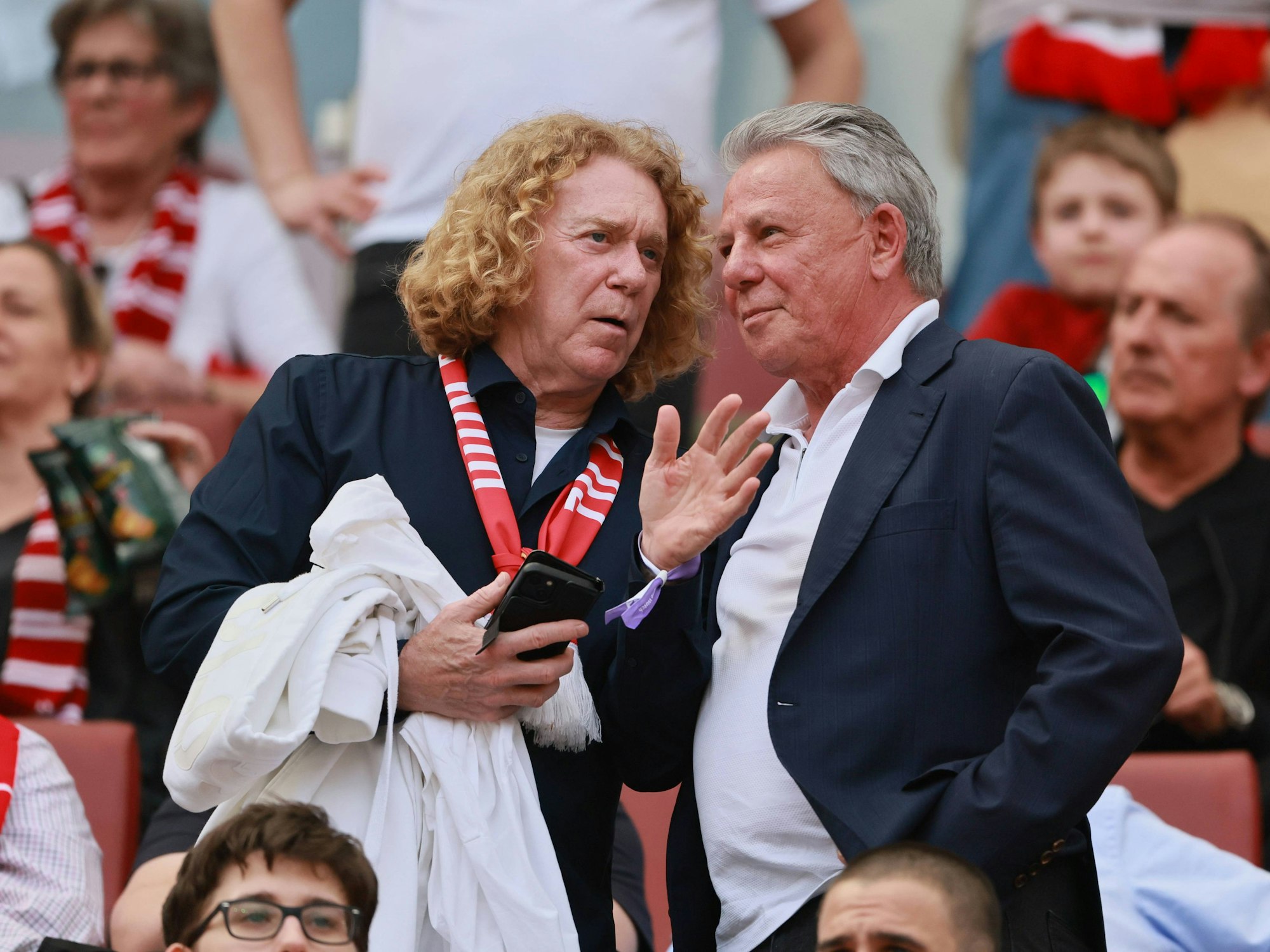 1. FC Köln gegen VfL Bochum – von links: Tony Woodcock und Dieter Prestin auf der Tribüne.