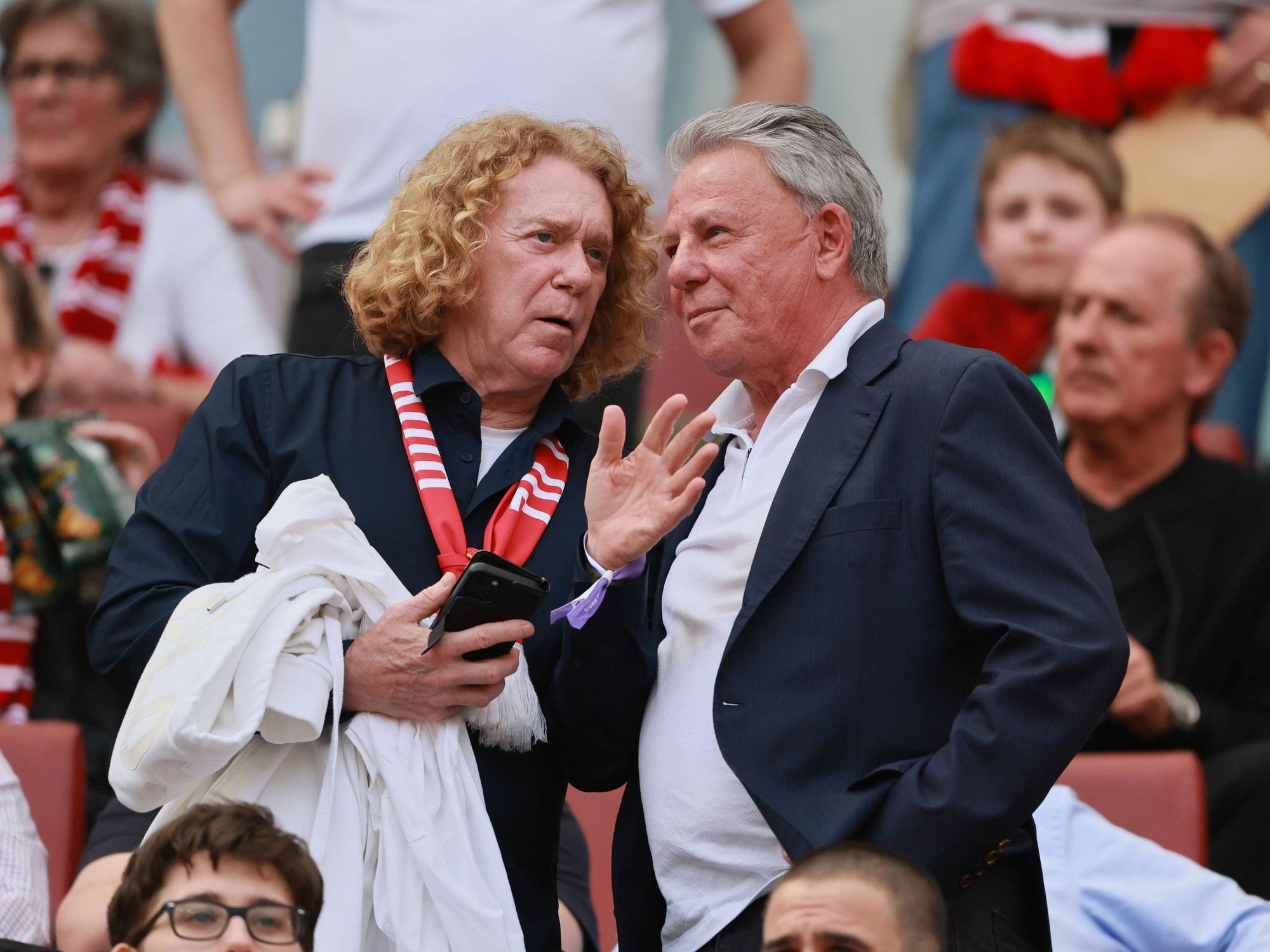 Die Ex-Spieler des 1. FC Köln Tony Woodcock und Dieter Prestin (r.) auf der Tribüne im Rhein-Energie-Stadion.