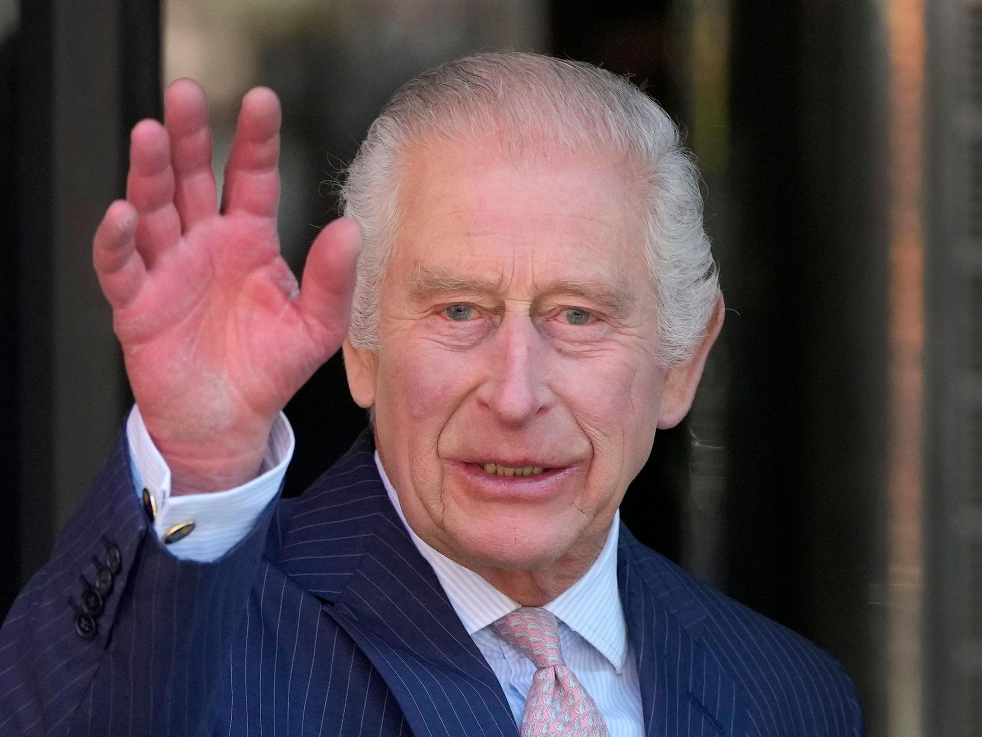 König Charles III. winkt bei einem Treffen mit anderen Krebspatienten im Macmillan Cancer Centre.