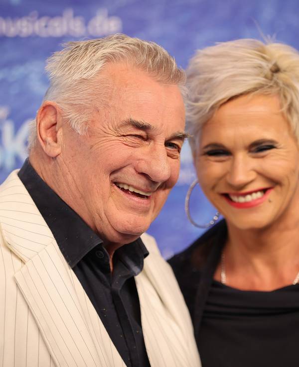Heinz Hoenig, Schauspieler, und seine Frau Annika kommen zur Deutschlandpremiere des Disney-Musicals "Die Eiskönigin·.