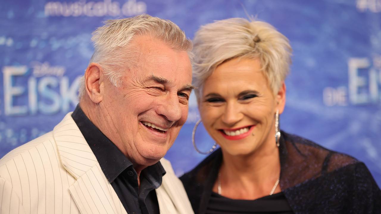 Heinz Hoenig, Schauspieler, und seine Frau Annika kommen zur Deutschlandpremiere des Disney-Musicals "Die Eiskönigin·.