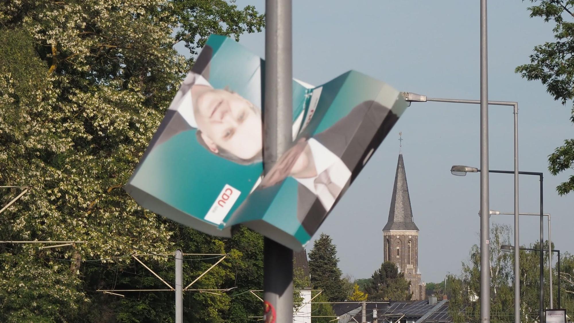 Ein zerstörtes Wahlplakat.