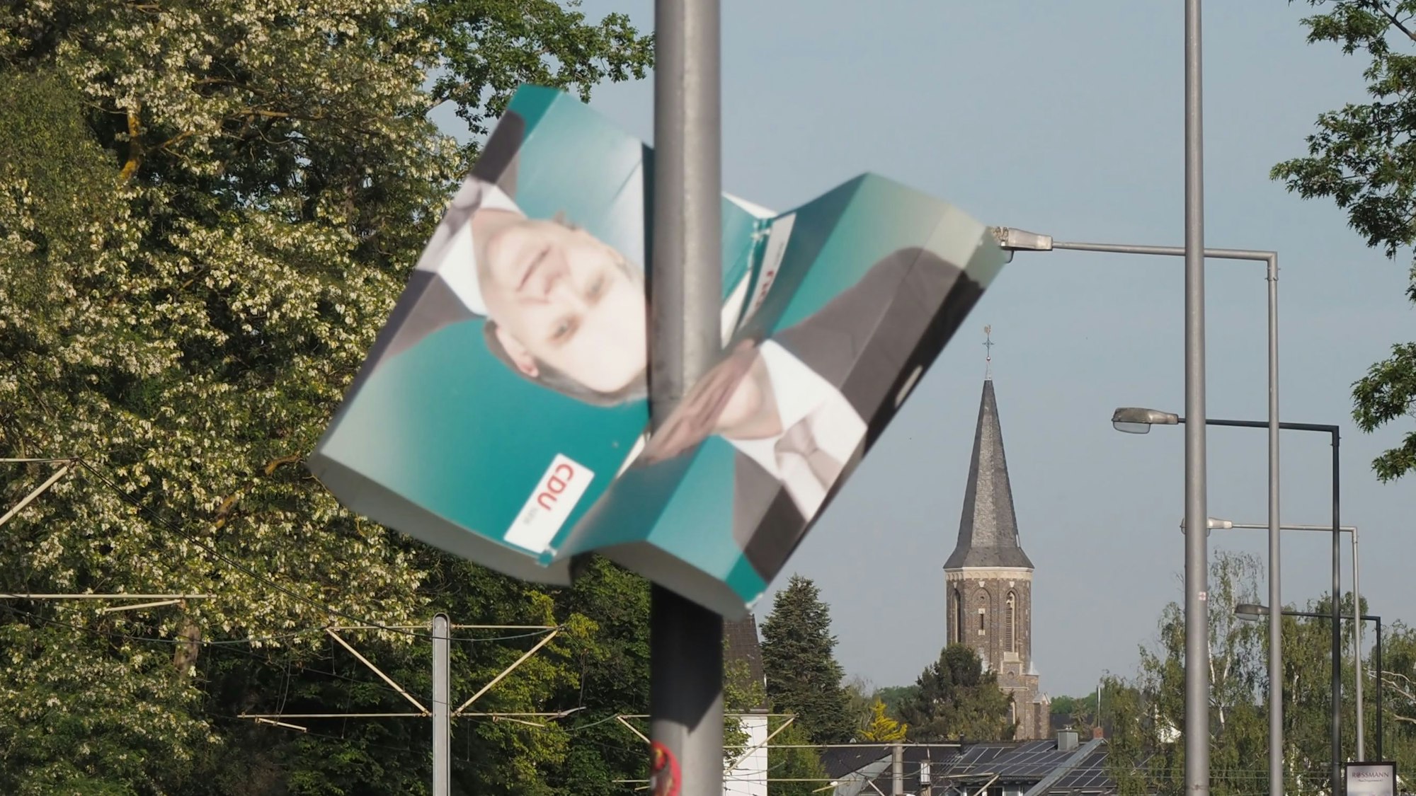 Ein zerstörtes Wahlplakat.