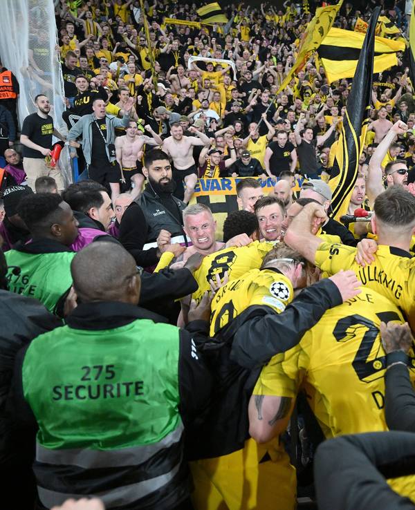 Die BVB-Stars feiern mit ihren Fans in Paris den Einzug ins Finale der Champions League.