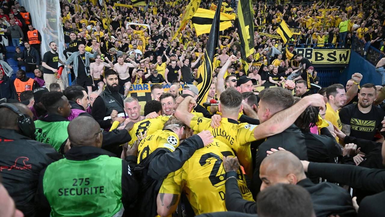 Die BVB-Stars feiern mit ihren Fans in Paris den Einzug ins Finale der Champions League.