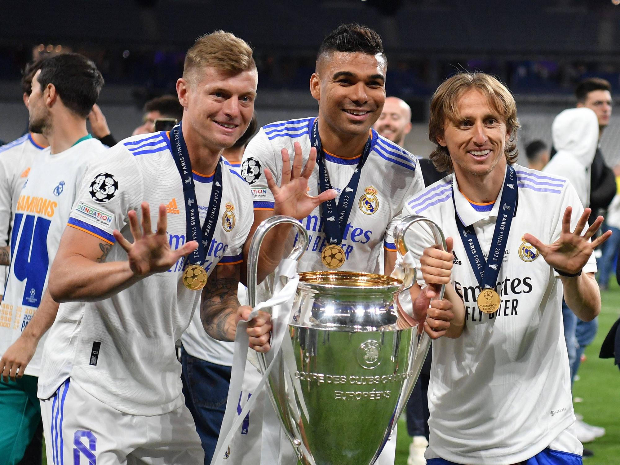 Toni Kroos, Casemiro und Luka Modric posieren mit der Champions-League-Trophäe.