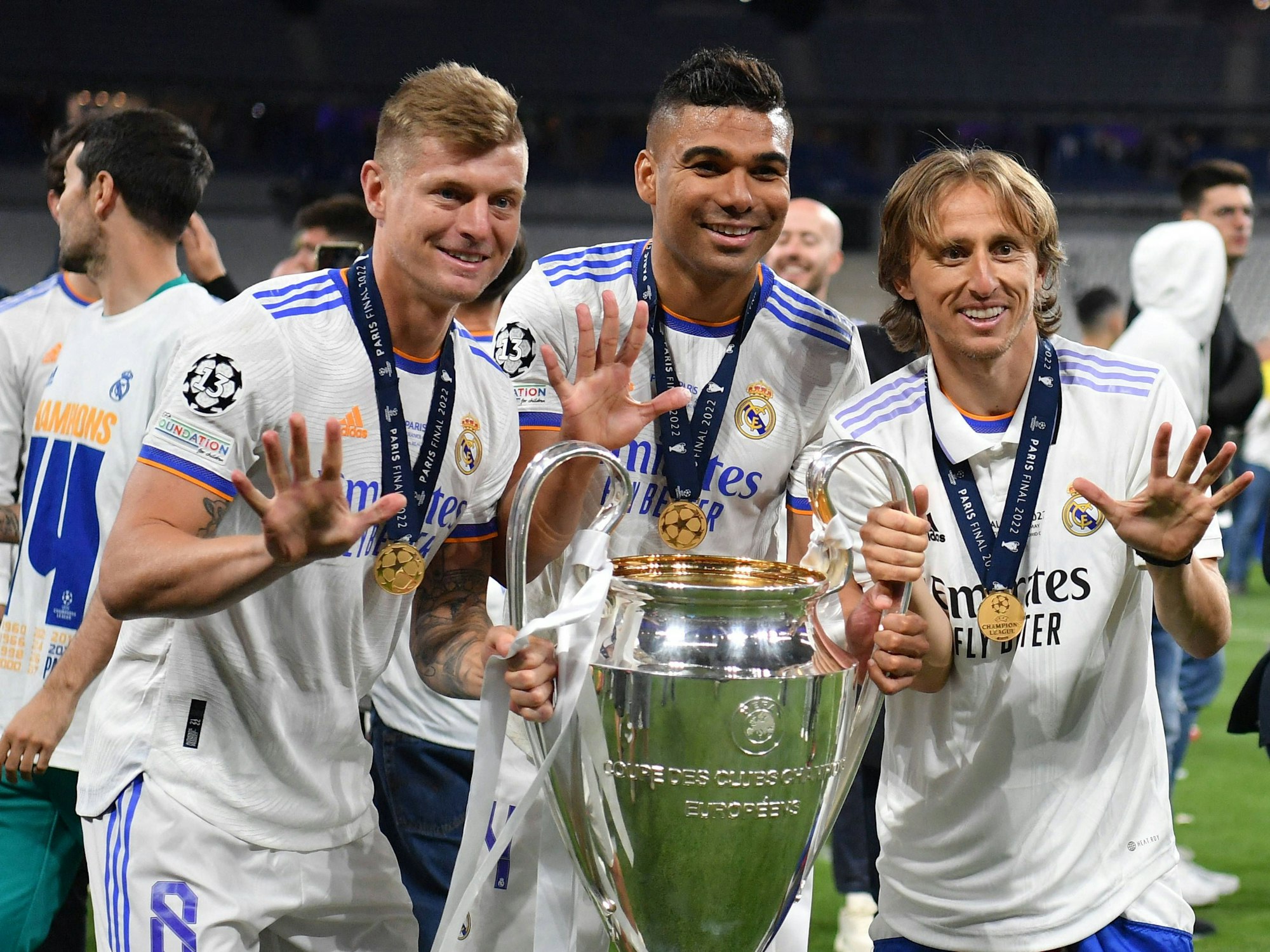 Toni Kroos, Casemiro und Luka Modric posieren mit der Champions-League-Trophäe.