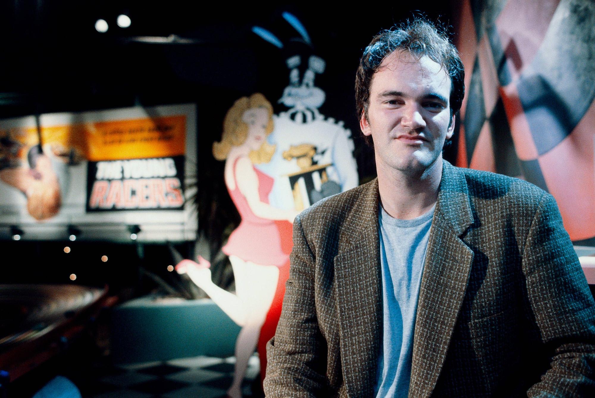 Quentin Tarantino 1994 am Set von „Pulp Fiction“: Jörg Hengstler, der dem Regisseur seine deutsche Stimme lieh, ist tot.