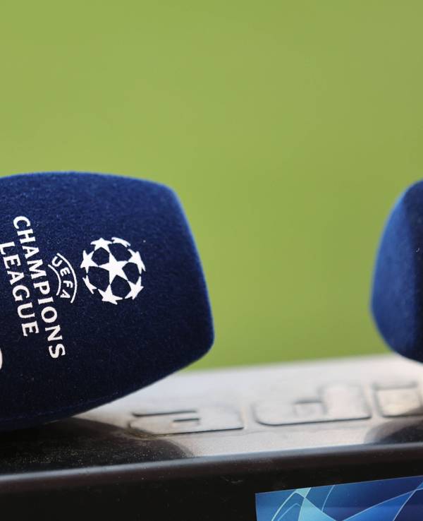 Ein Mikrofon für die Champions-League-Übertragungen des Streamingdienstes Prime Video.