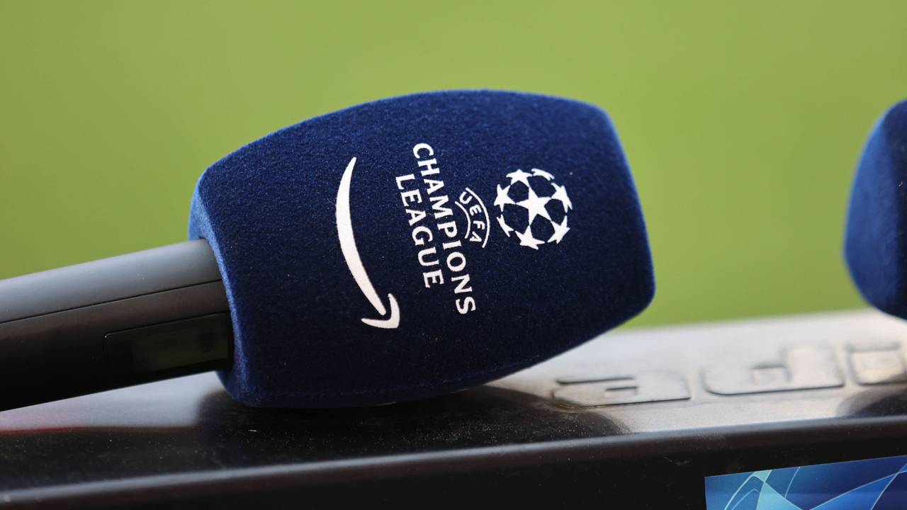 Ein Mikrofon für die Champions-League-Übertragungen des Streamingdienstes Prime Video.