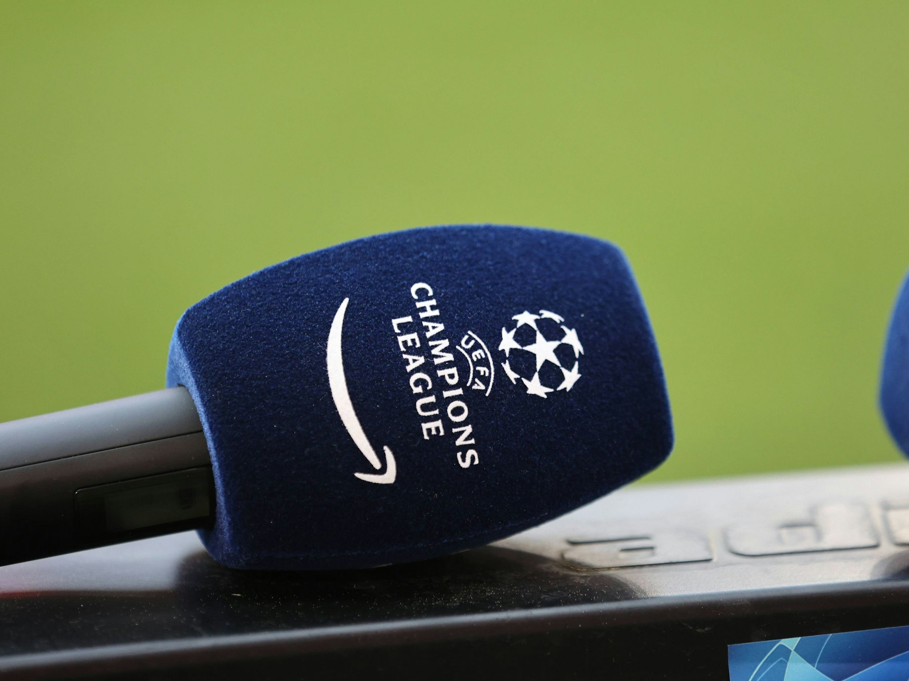 Ein Mikrofon für die Champions-League-Übertragungen des Streamingdienstes Prime Video.