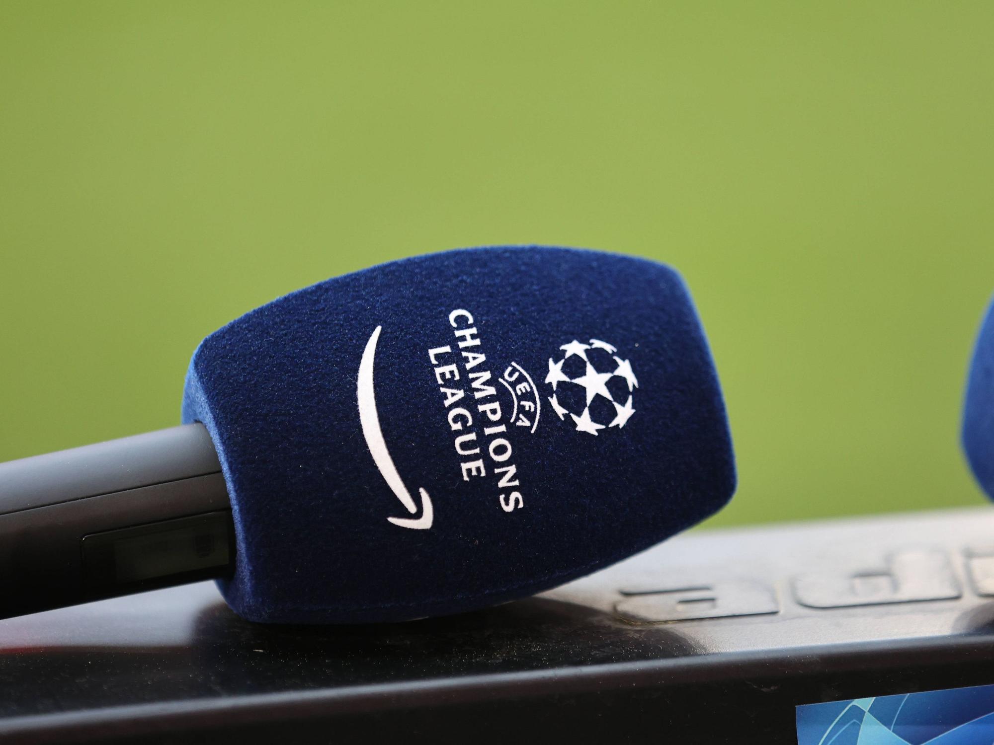 Ein Mikrofon für die Champions-League-Übertragungen des Streamingdienstes Prime Video.