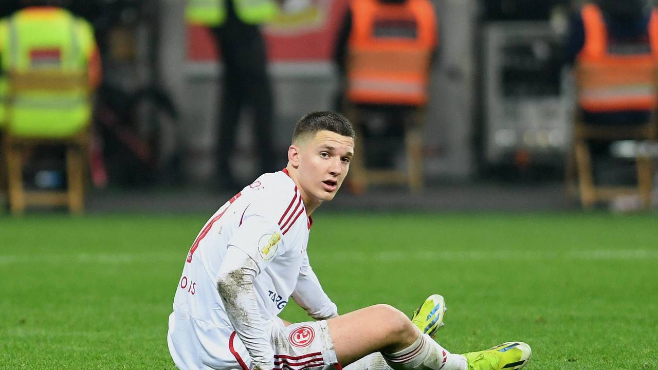 Fortuna Düsseldorfs Christos Tzolis sitzt im Pokalspiel bei Bayer Leverkusen auf dem Rasen.