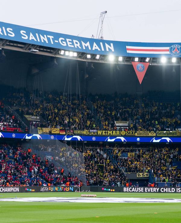 Die Fans von Borussia Dortmund beim Auswärtsspiel der Champions League bei Paris Saint-Germain im Gästeblock.