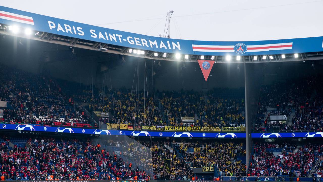 Die Fans von Borussia Dortmund beim Auswärtsspiel der Champions League bei Paris Saint-Germain im Gästeblock.