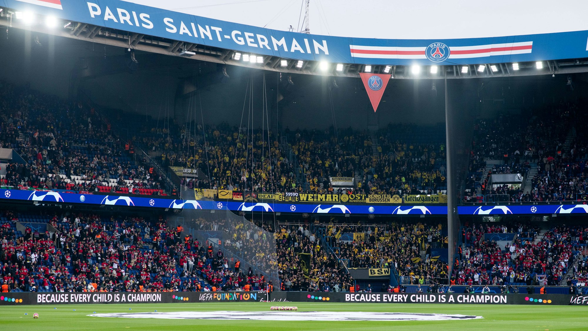 Die Fans von Borussia Dortmund beim Auswärtsspiel der Champions League bei Paris Saint-Germain im Gästeblock.