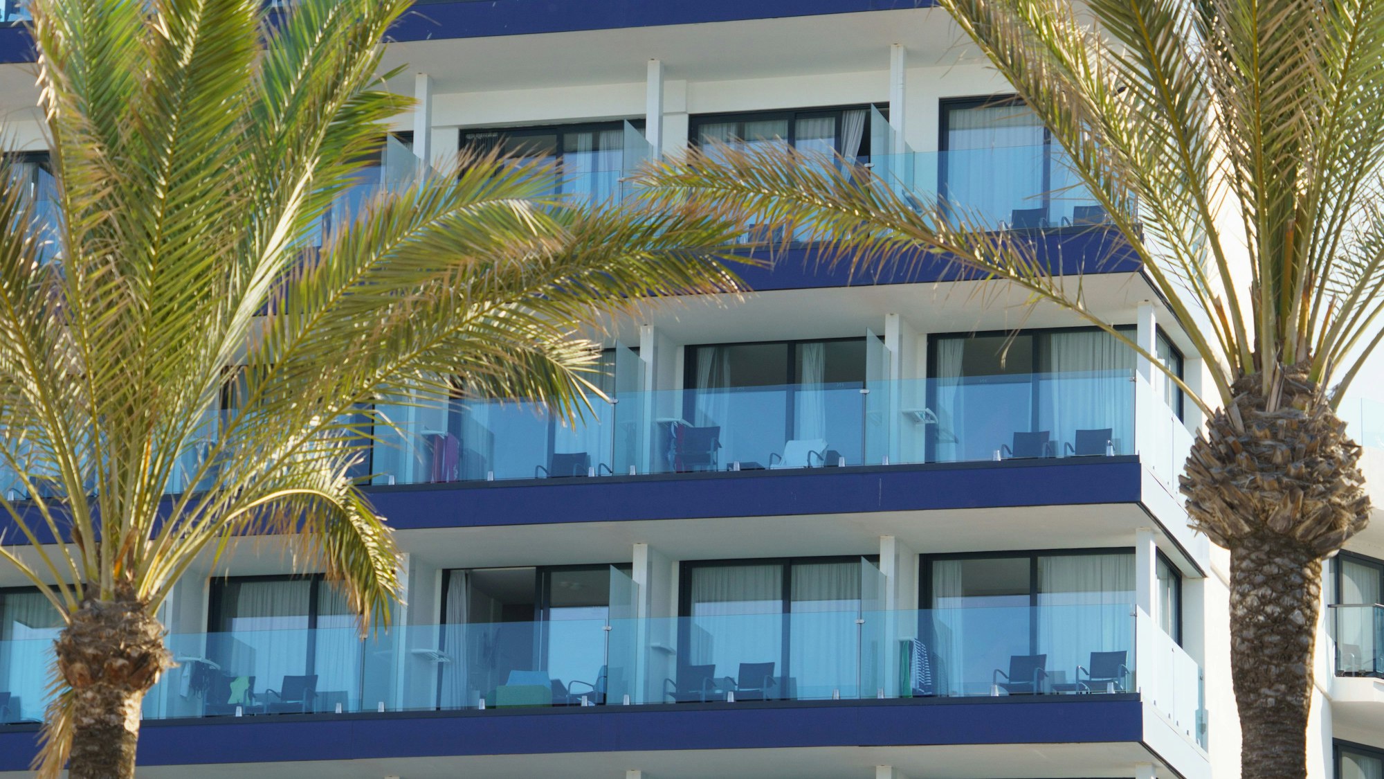 Balkone an einem Hotel an der Playa de Palma.