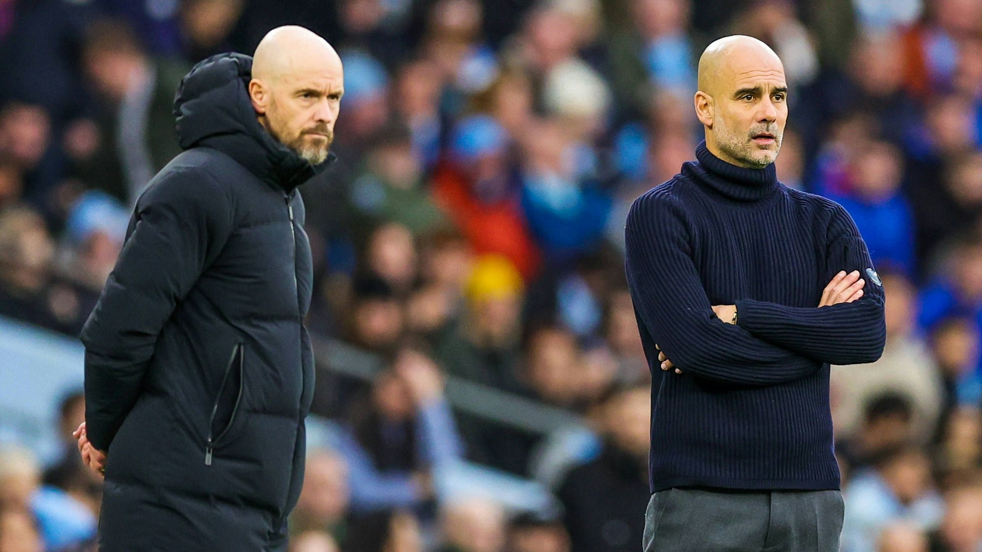 Erik ten Hag und Pep Guardiola stehen nebeneinander an der Seitenlinie.
