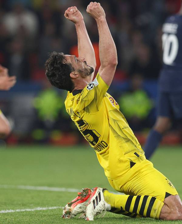 Mats Hummels jubelt auf Knien über den Einzug ins Finale der Champions League von Borussia Dortmund gegen Paris Saint-Germain.